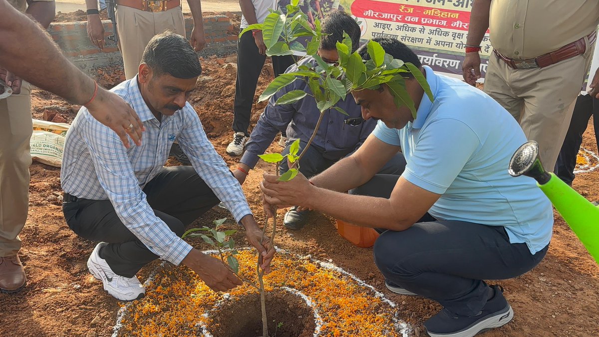 DM_MIRZAPUR's tweet photo. पर्यावरण संरक्षण को बढ़ावा देन के उद्देश्य से मंडलायुक्त राजेश प्रकाश व D.M. पवन कुमार गंगवार ने मां विंध्यवासिनी राज्य विश्वविद्यालय में "एक पेड़ मां के नाम"  अभियान के तहत किया वृक्षारोपण। देखभाल के लिए अधिकारियों को दिया निर्देश।
@CMOfficeUP @ChiefSecyUP @InfoDeptUP https://t.co/YkK9K9Orix