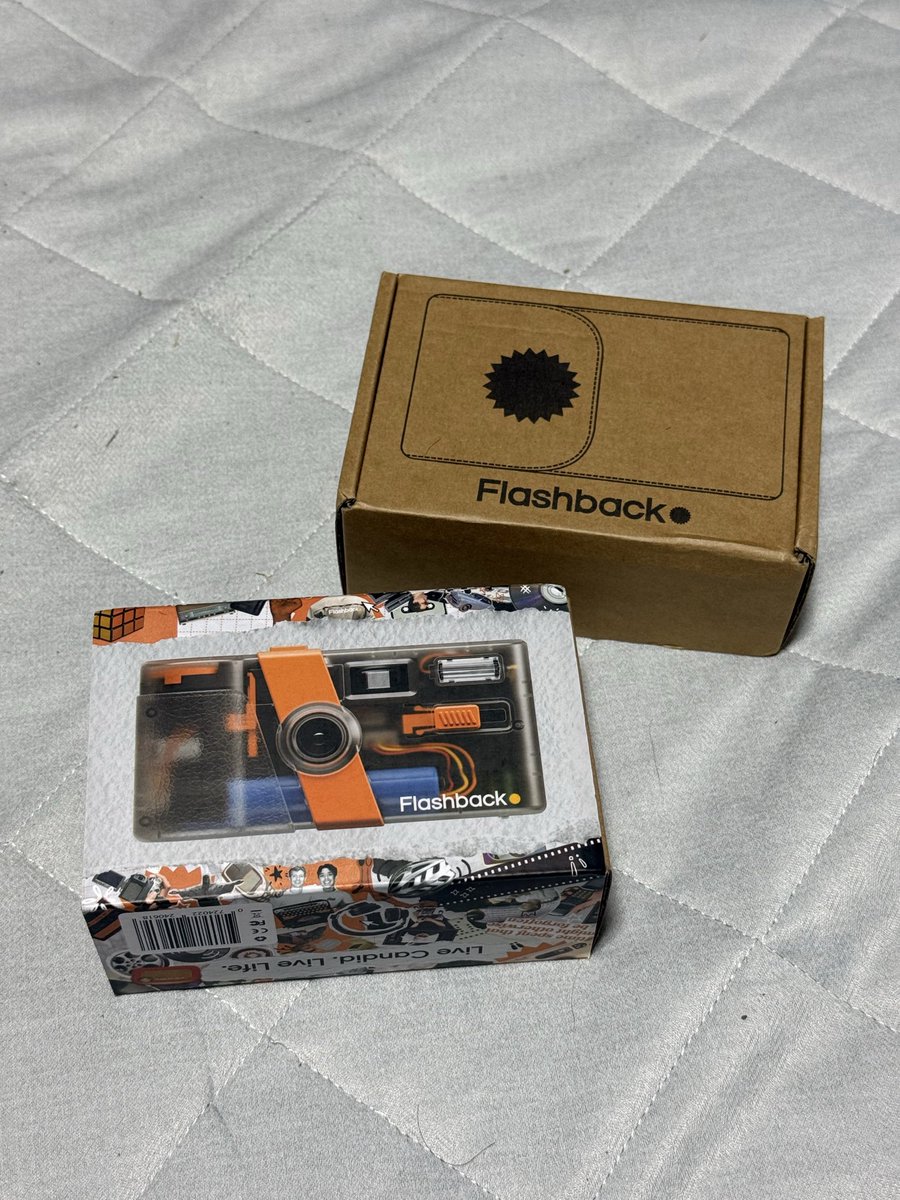 sanroad3103's tweet photo. Flashback ONE35 V2届いた!📸
初撮りは雨の日の庭。
暗い、荒い、甘い。まさに「写るんです」のデジタル版って感じでめっちゃ好み😊
これから街ブラのお供になりそう。
#FlashbackONE35 #トイカメラ #デジタルトイカメラ #カメラ好き https://t.co/npPogCEqRt