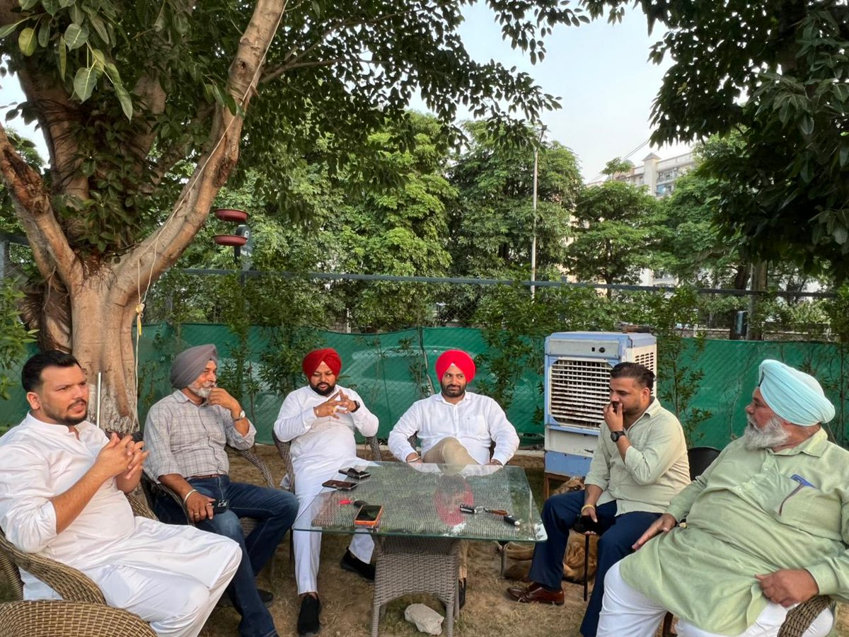Ranjitpalpunjab's tweet photo. ਸਾਡੇ ਬੜੇ ਹੀ ਸਤਿਕਾਰ ਯੋਗ ,ਮਿਹਨਤੀ ਪਾਰਟੀ ਦੇ ਪੁਰਾਣੇ ਸਾਥੀਆਂ ਨਾਲ ਮੁਲਾਕਾਤ ਕੀਤੀ ਤੇ ਵਿਚਾਰ ਵਟਾਂਦਰਾ ਕੀਤਾ..
#PartyWorkers #TeamUnity #DedicatedLeaders #PoliticalStrength #ranjitpalsinghpunjab
@AamAadmiParty @AAPPunjab https://t.co/utUxicarHk