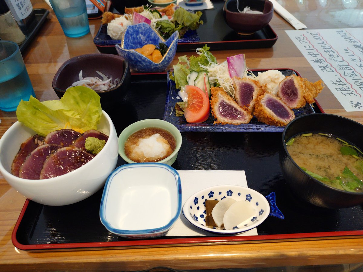 Runko_san's tweet photo. 海の市リアスキッチンさんでお昼ご飯食べました〜(^^)‼️
カツオ三昧の定食とホヤ酢です✨
#気仙沼 #海の市
#ホヤぼーや https://t.co/vrqfjkwv7v