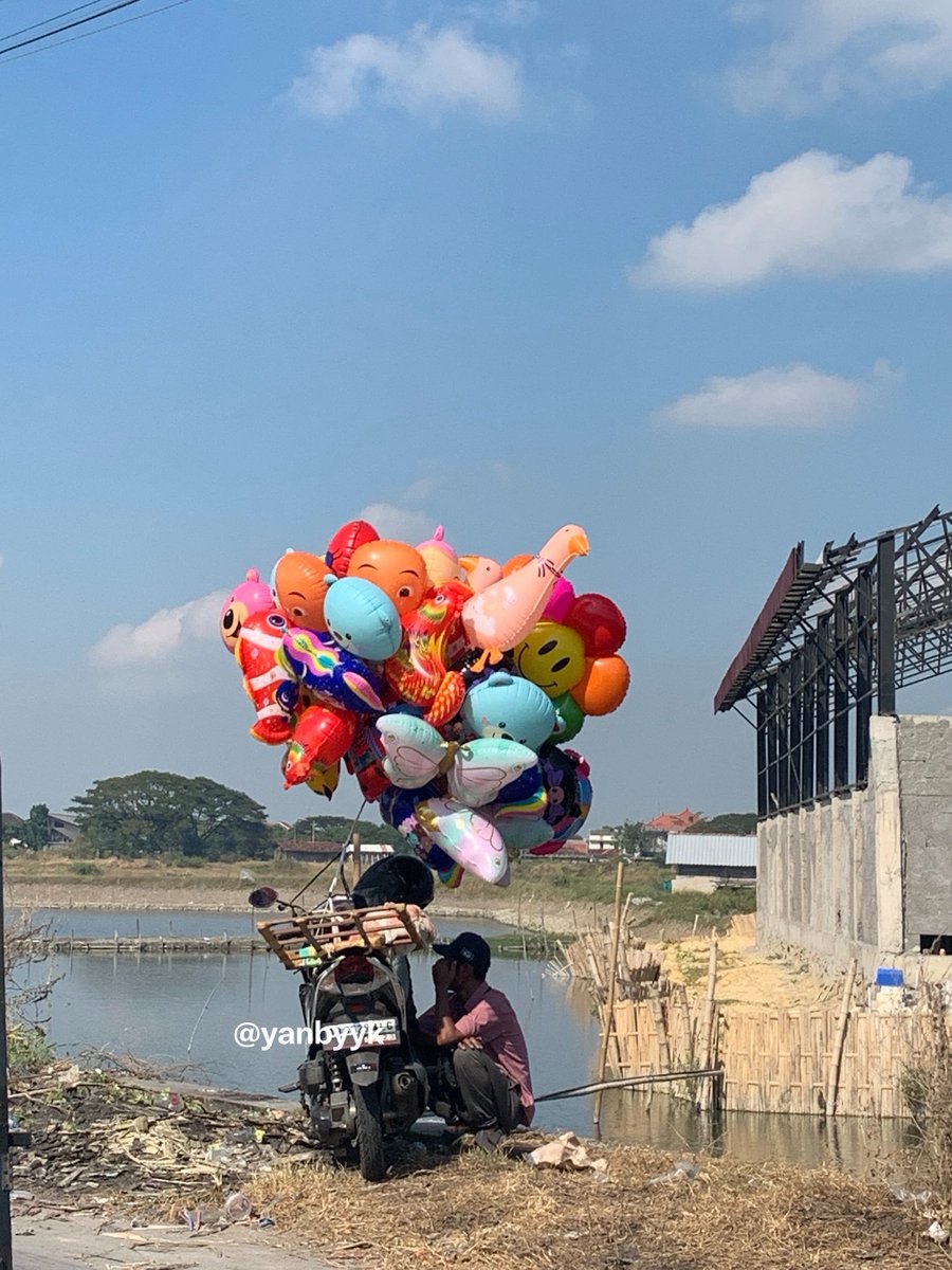 yanbyyk's tweet photo. Minggu pagi kayak gini, selain banyak yg jualan jajanan, ada juga yg jual balon-balonan. 

Semoga selalu diberi kesehatan, keselamatan, dan rezeki yang lancar untuk semua pencari nafkah. 
Semangat! 🫡❤️

Btw, di tempat kalian banyak nemuin penjual balon-balonan kayak gitu nggak? https://t.co/8xvCGDH5zG