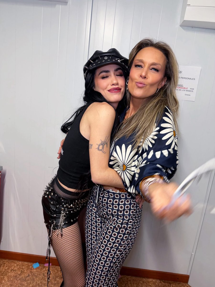 officialfey's tweet photo. ¡Tenía que suceder! ✨🫶🏻 @lalioficial Qué mágico coincidir y abrazarnos en persona. https://t.co/0nQSSepKKS
