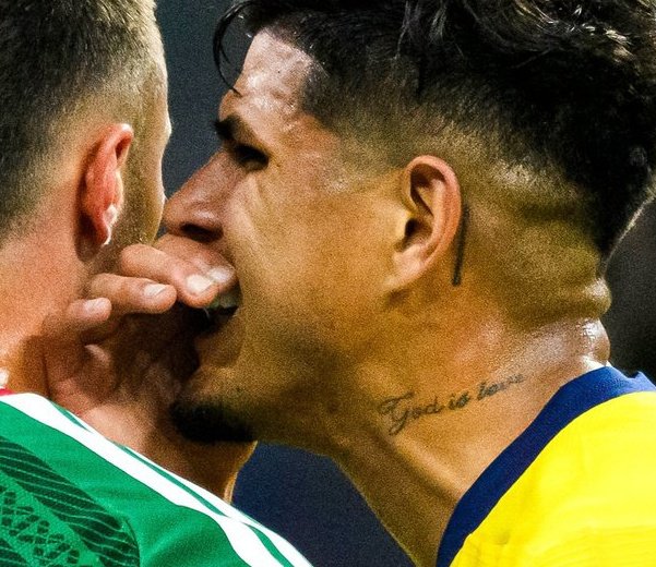 llgsskeod's tweet photo. Me da un cage de risa que tengan tatuado "Dios es amor" y muy probablemente le esté mandando desde la A hasta la Z al mexicano XD. https://t.co/O0oIVELgt9