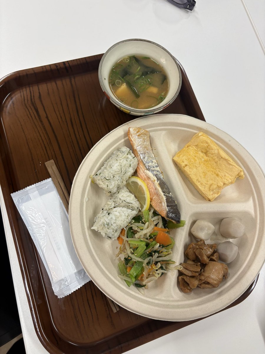 oshikkochan0618's tweet photo. セカンドツアーのケータリング飯。
ジジイ飯すぎる。身体に気を使ってくれてる。揚げ物とかない。
これがthe second。ありがたい。 https://t.co/ZEWe4ndZ36