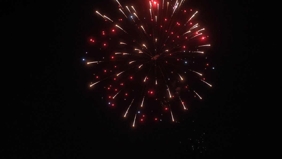darkateenta's tweet photo. Fireworks lighting up the night sky https://t.co/yvV2NfamAK