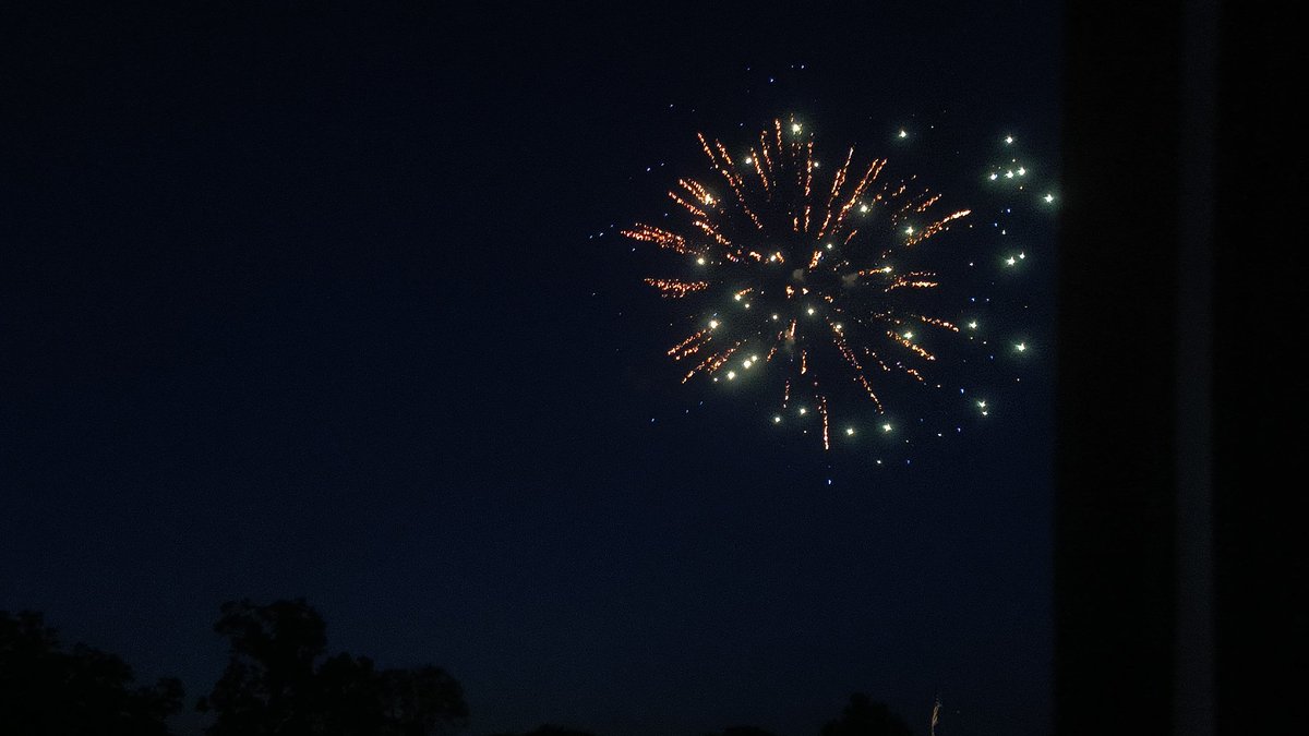 darkateenta's tweet photo. Fireworks lighting up the night sky https://t.co/yvV2NfamAK