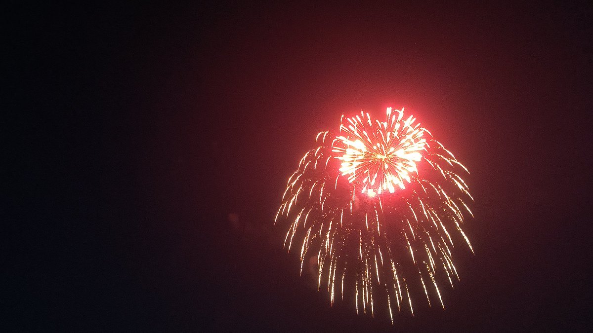 darkateenta's tweet photo. Fireworks lighting up the night sky https://t.co/yvV2NfamAK