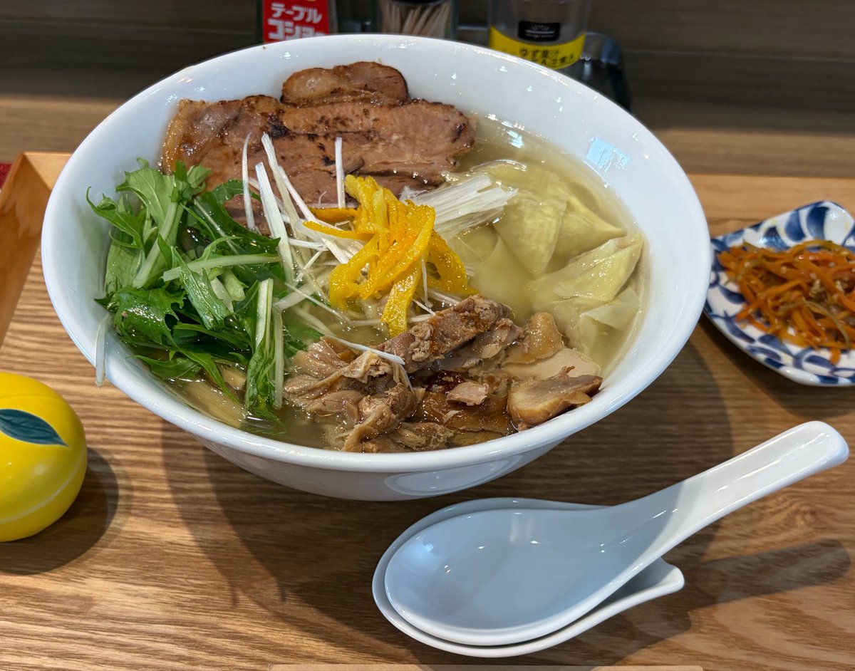 agjmwt3's tweet photo. 近所に出来たラーメン屋のゆず塩ワンタン麺美味い😋
#リデ飯 https://t.co/YLu9uUSixV