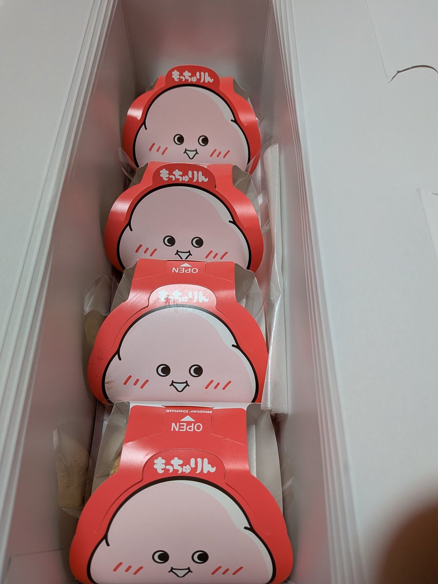 ennjou's tweet photo. 新幹線の切符買うついでに噂のもっちゅりんを駅近ミスドに並んで2種類買って帰りました。
家族分3個づつと思ったら数に規制が有ったんで最大数買った。
味は美味しいけど……ポンデリングの期待値は超えなかった。 https://t.co/XdbyiCMUEC