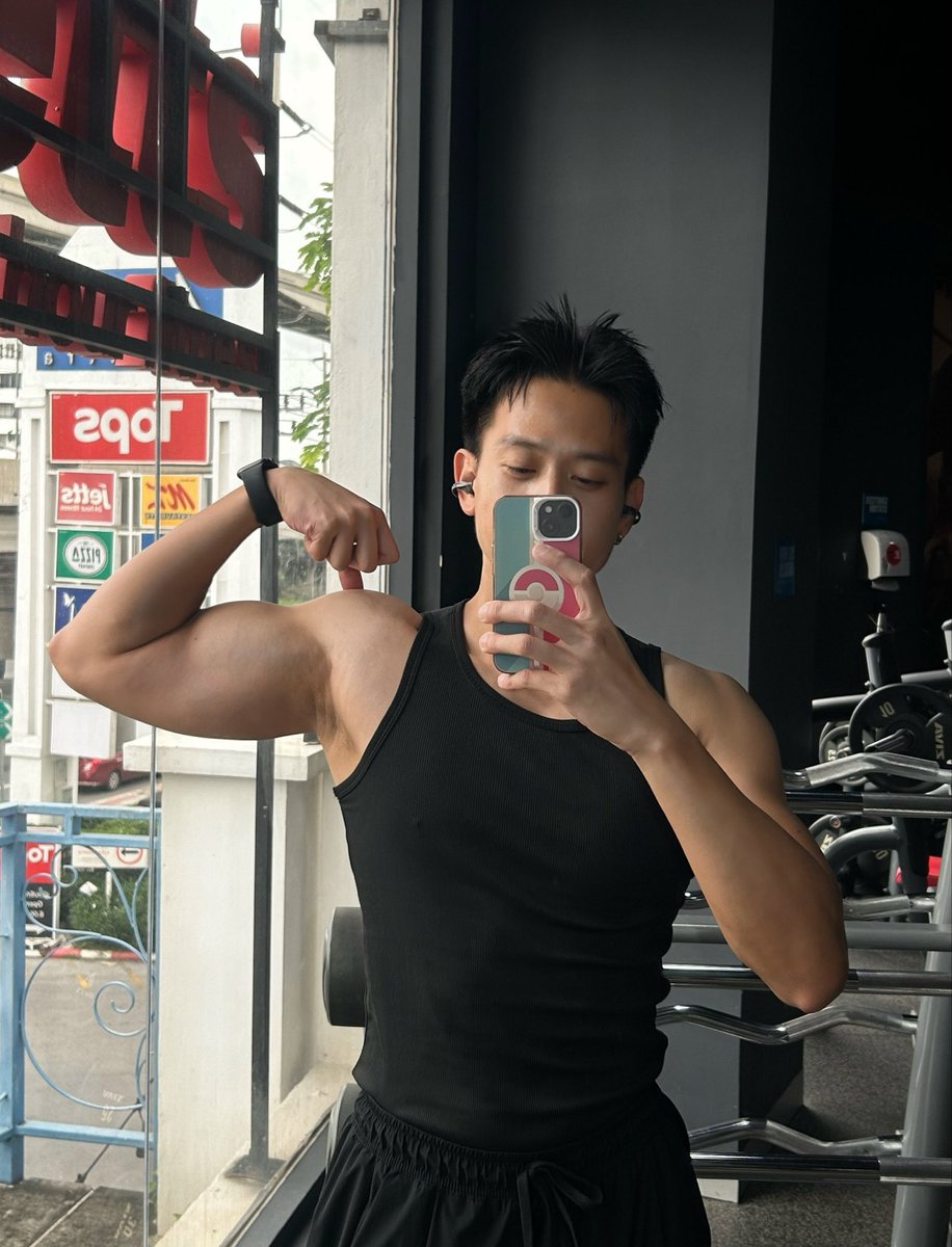 Frobisher1412's tweet photo. Sunday Gym ครับพรี่ๆ น้องโอ๊ตเรียบร้อยละ กลับบ้านนอนละ คร่อกกกก https://t.co/v59LIynHjt