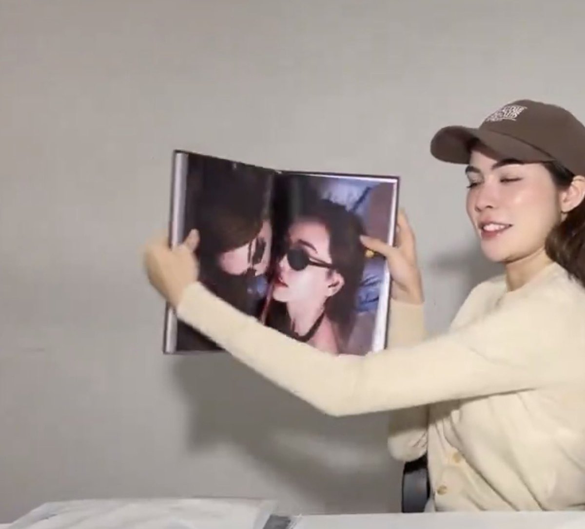 CamilaUM234's tweet photo. Este photobook va a ser una fantasía 😭 y para nuestra desgracia no está disponible para latam, a esperar a que alguna se apiade de nosotras y suba algunas fotillos, mira no mas esa foto.

#englot #อิงล็อต https://t.co/kvUqE7fl6h