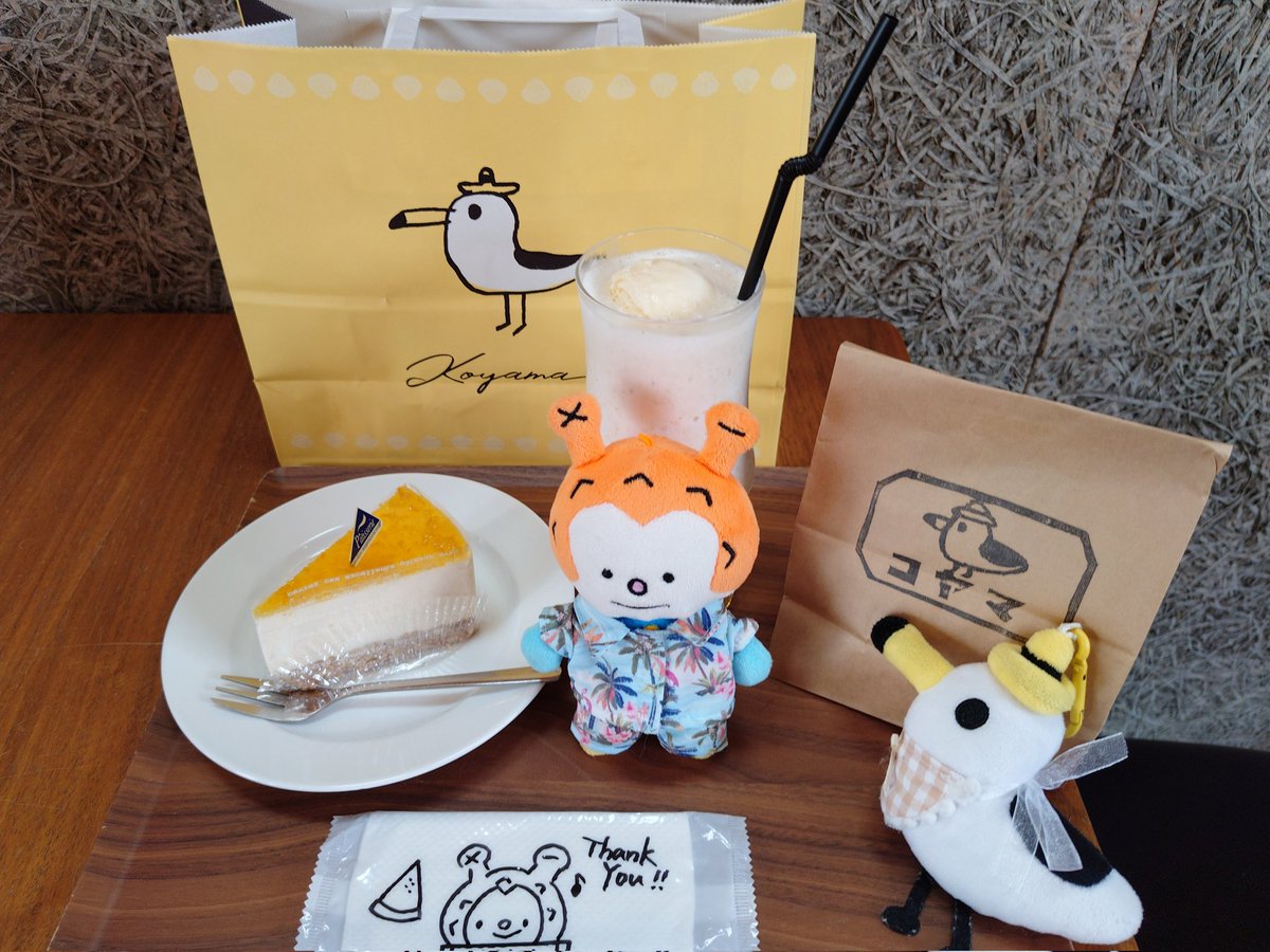 Runko_san's tweet photo. ホヤちゃんとコヤマ菓子店さんでおやつを食べました(^^)🍰🥤
最高に美味しいです✨
#気仙沼 #ホヤぼーや
#コヤマ菓子店 https://t.co/5mUV1FJgZY