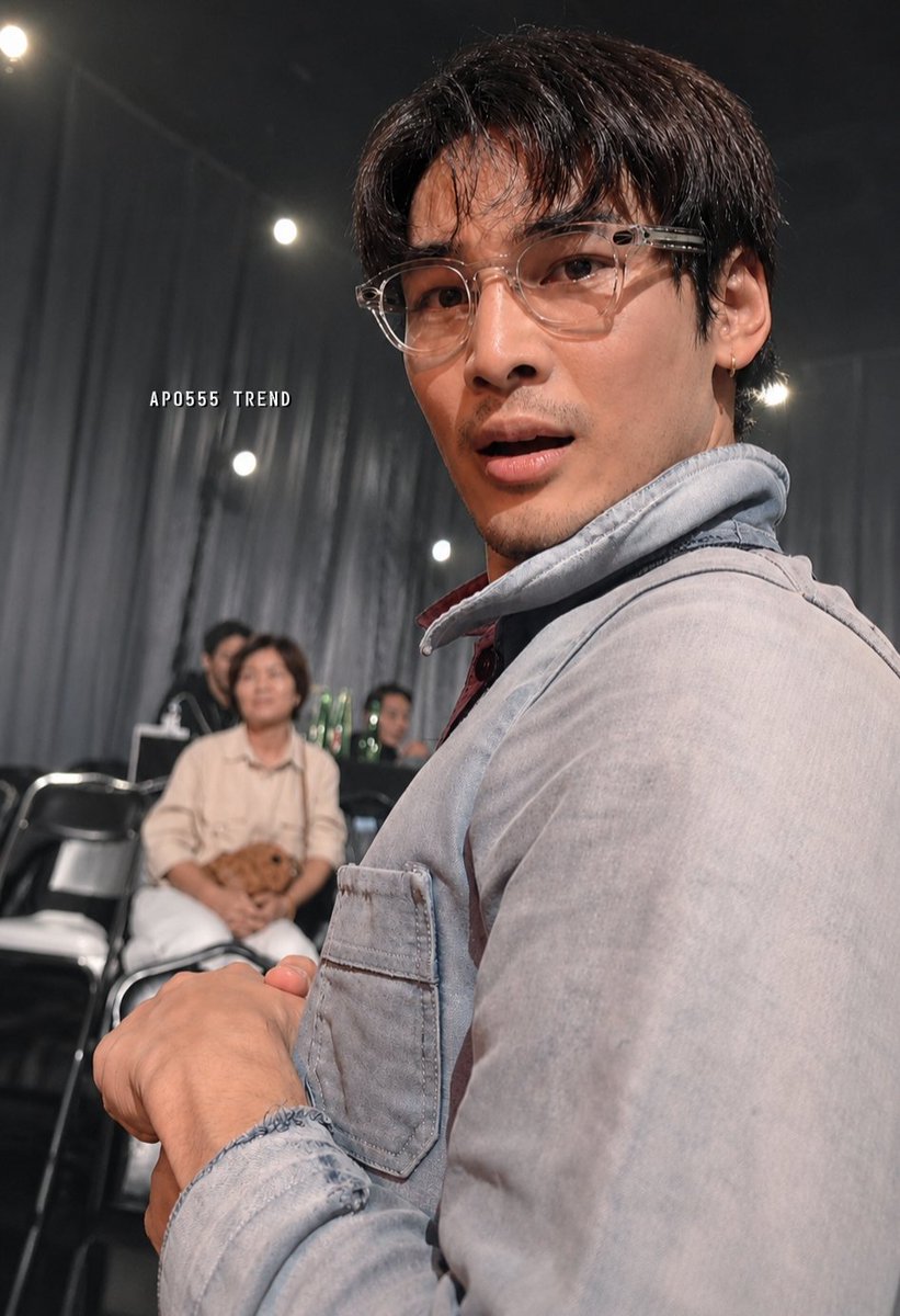 Apo555Trend's tweet photo. Yesterday, one of the APO555 TREND admins was able to capture Apo up close. 😊

Playful Apo looked at the camera, smiled brightly, and greeted us with such charm. Thanks to that, we were able to capture a truly heartwarming moment. ✨📸

That day, Apo also shared such meaningful words with the contestants — reminding them to be proud of themselves, to keep believing in their dreams, and to continue moving forward with courage. 🌱✨

A truly warm and unforgettable moment. 💛

ACTING TRAINER APO

#ApoNattawin #TrueAFthailand
#TrueVisionsNow #TrueAF2026