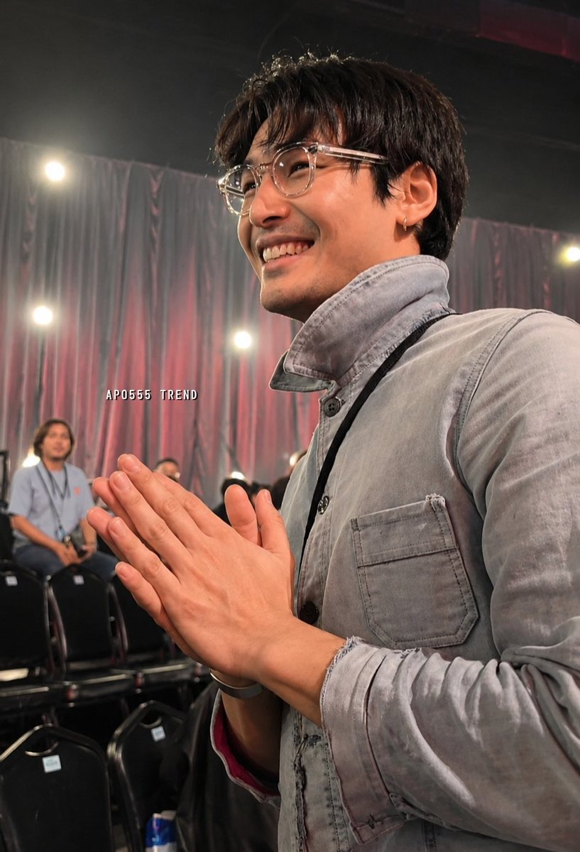 Apo555Trend's tweet photo. Yesterday, one of the APO555 TREND admins was able to capture Apo up close. 😊

Playful Apo looked at the camera, smiled brightly, and greeted us with such charm. Thanks to that, we were able to capture a truly heartwarming moment. ✨📸

That day, Apo also shared such meaningful words with the contestants — reminding them to be proud of themselves, to keep believing in their dreams, and to continue moving forward with courage. 🌱✨

A truly warm and unforgettable moment. 💛

ACTING TRAINER APO

#ApoNattawin #TrueAFthailand
#TrueVisionsNow #TrueAF2026