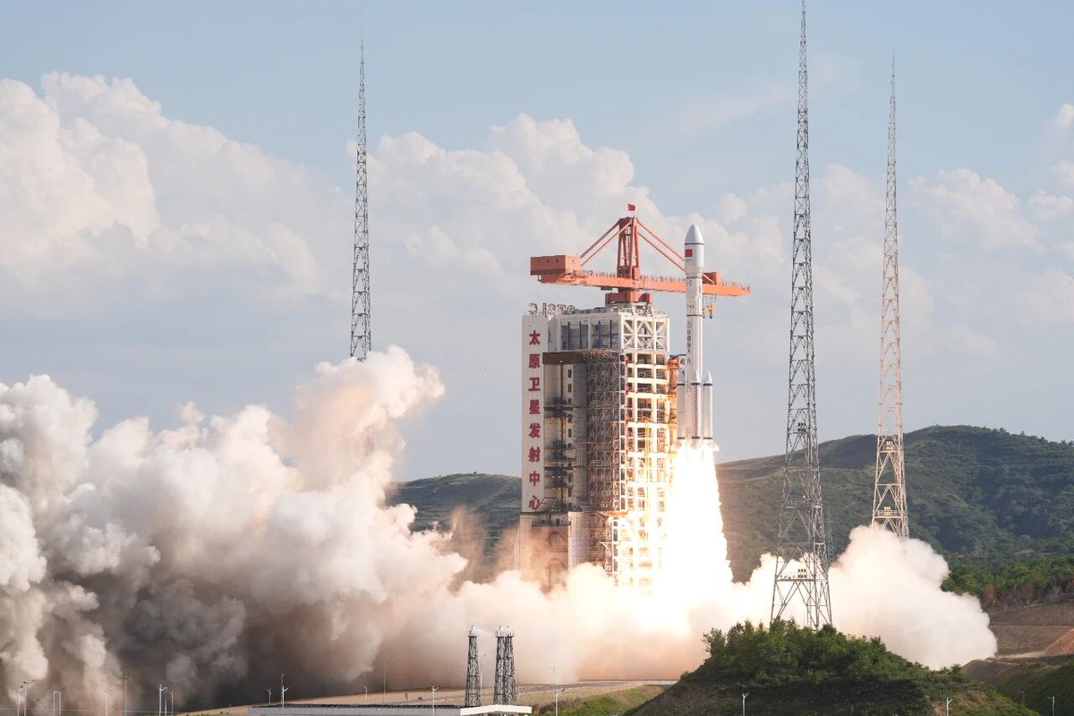 wulei2020's tweet photo. Congratulations! A modified #LongMarch6 rocket, carrying a new satellite group, blasted off from the #Taiyuan Satellite Launch Center in north China's Shanxi Province at 5:30 p.m. Beijing Time on July 4, 2026.
The 13th batch of the Spacesail Constellation has entered orbit. https://t.co/rCKI59ffOg