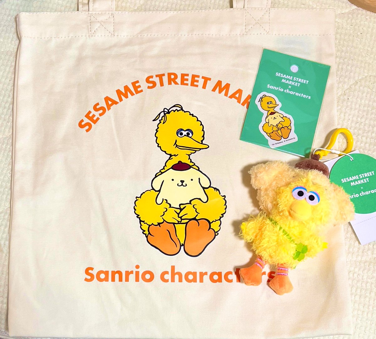 HempBear39's tweet photo. ポムポムプリンちゃんとビックバードの楽しみにしていたコラボ届きました(ง ˘ω˘ )ว
子供の頃から大好きな子達のコラボで胸熱です…！本当にお迎え出来てよかった！
欲を言えばトートの柄が好きだからこちらのぬいぐるみが欲しかった…ので3枚目セルフコラボしました( ˙꒳​˙)2枚目は昔からの愛ぬい！ https://t.co/UByXjIwrRx
