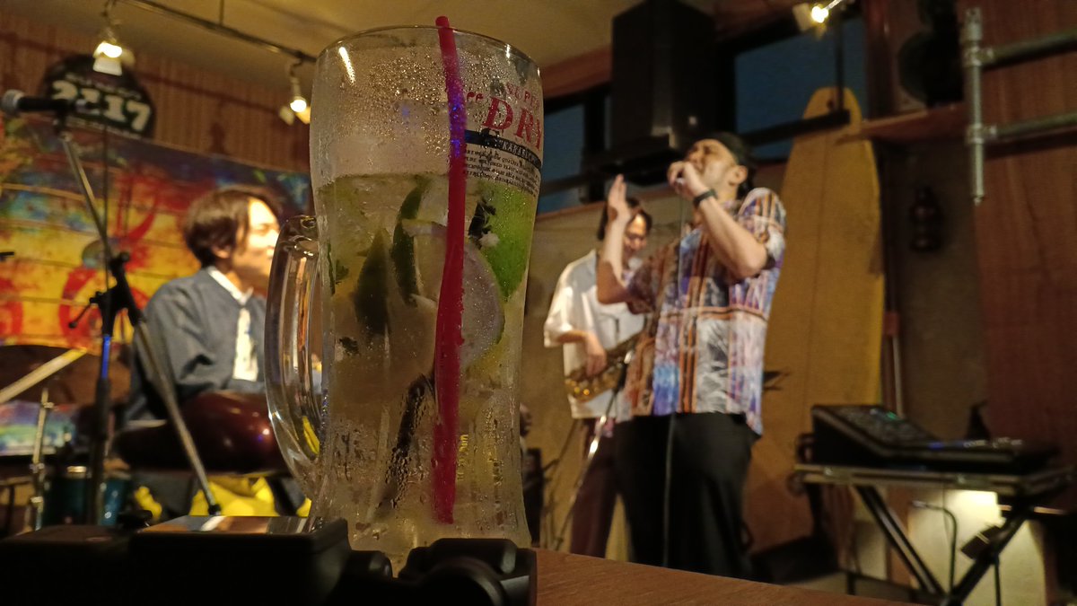 aki_khtk's tweet photo. 私、この日が初めましてのDAISUKEさん
お名前は存じ上げておりました
ファルセットが美しくて驚愕した！どおりでみんなが「ファルセット聴いてこい！」言うはずだ😆
そして、めっちゃ気さくなお方でした！サイン等ありがとうございました！
#DAISUKE
#グイフェス
#DAISUKEさんが置いたお酒にピントがw https://t.co/Ftpsgu2Vui