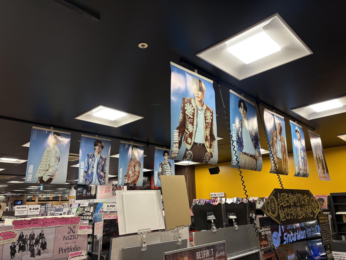 TOWER_Namba's tweet photo. 【FANTASTICS】

／
🌻NEW Single『SUNFLOWER』発売中🌻
＼

特大看板・ソロポスター掲示中～🫶🏻

『24時間テレビ』出演決定
おめでとうございます🙌
大切な仲間の中尾翔太くん🌻
涙なしでは見れませんが9人も思い、見届けますね！

#なんばLDH
@fantastics_fext https://t.co/hObY9FdPYK