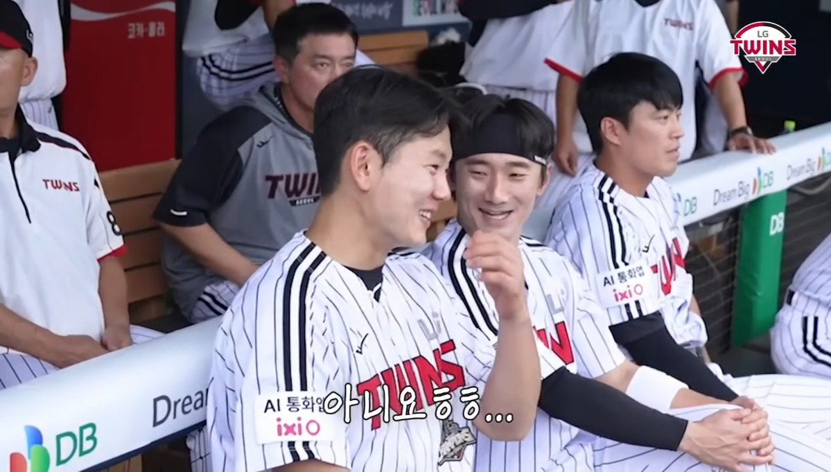 changkitwins's tweet photo. 이주헌 ㅜㅋㅋㅋ 개웃겨
전광판 나연님 춤 보고 좋아서 활짝 웃어 

민재: 좋냐?좋아?
주헌: 아니요 (활짝 웃으면서 ㅎ) https://t.co/9WbFcS86yQ
