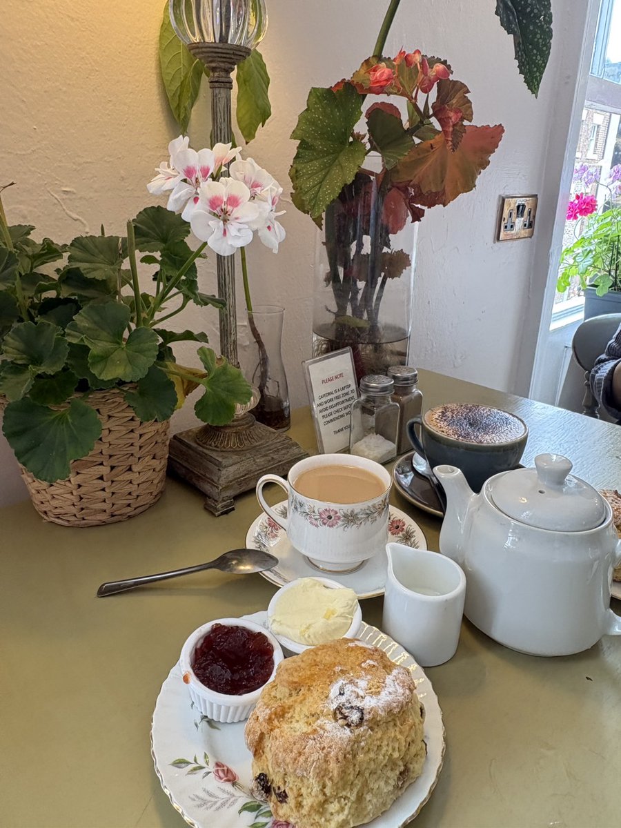 RINGTONSJAPAN's tweet photo. イギリス現地特派員情報🇬🇧

リントンズ社のあるニューカッスル。
日本ではあまり知られていない
町ですが、湖水地方、ヨーク、
スコットランドのエディンバラなど
素敵な観光地も近い都市です。

そして、特派員おすすめというか
お気に入りの町は「ダラム」。
休日によく行く町でもあるそう。

地元客や観光客で賑わう
ティールームでクリームティー。
紅茶はアールグレイのミルクティー。
イギリスらしいですね！

#リントンズ #特派員 #現地情報
#ダラム #日帰り旅 #気分転換