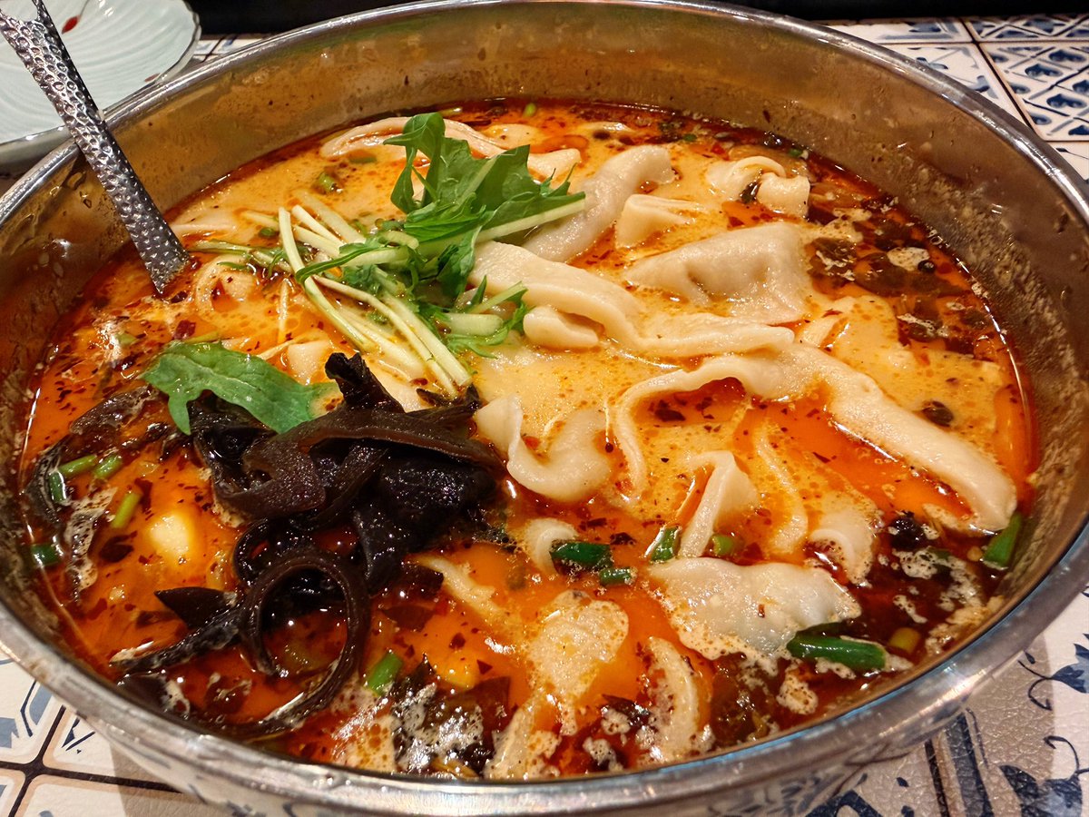 jetn000's tweet photo. 羽村にある士気麻辣湯麺。
ガチすぎずかといって巷に溢れるインチキ中華料理でもなく...
麺は刀削麺をえらんだが刀削麺というよりはすいとんをうどん風に切ったような麺...

しかし！しかし何故かハマる謎麻辣湯麺！笑 https://t.co/os0Lzv47Lu