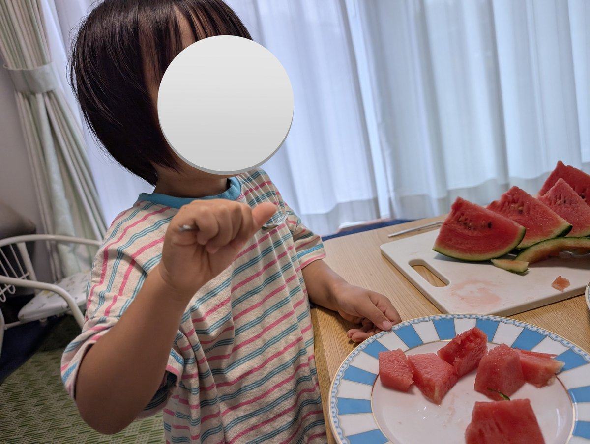 miro_twit's tweet photo. 今年のスイカ1号
子どもがほんとに嬉しそうに食べてくれる。
お父さん感激ｗ https://t.co/ig8l1ZQsTW