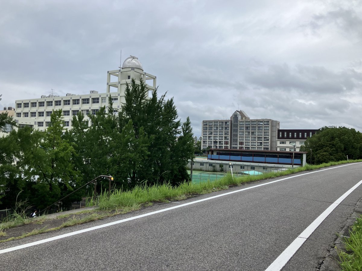 ken184cm's tweet photo. ・「英検 準2級」二次試験（面接）を受験する🗣️

・受験者の90㌫以上が〝高校生〟の中‥‥

・自分みたいな〝オジさん・オバさん〟も散見される👥

・今回の受験会場は以前に〝TOEIC〟を受けた会場と同じなのだが‥‥

・TOEIC→自動車OK

・英検→自動車NG（公共交通機関のみOK）

#実用英語技能検定 https://t.co/RYLLmRrmG7
