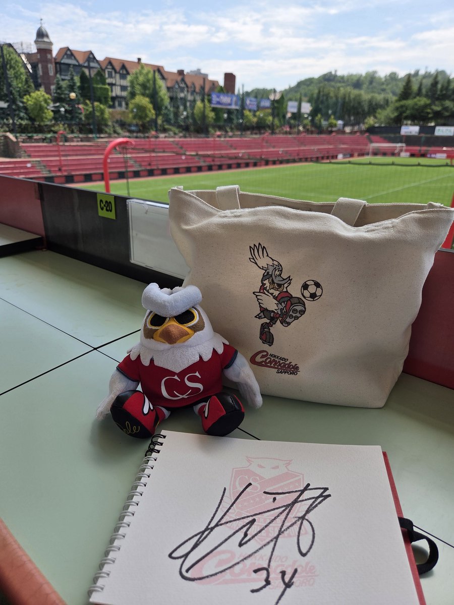 naojaja's tweet photo. 木實快斗選手にサインを頂きました
お疲れのところ ありがとうございました🦉❤🖤

まだちょっと緊張気味かしら🤭
めっちゃ期待してます✨️
#木實快斗 #consadole #ちびドーレ散歩  #宮の沢白い恋人サッカー場 https://t.co/aj8zrVt59l