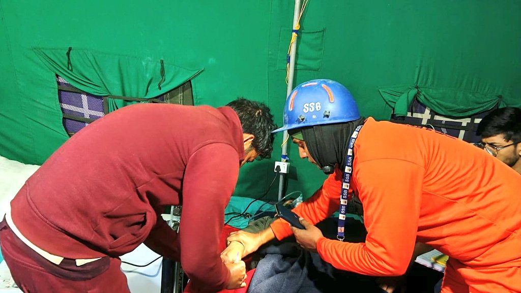14bnssb's tweet photo. @SSB_INDIA #Mountain_Reacue_Team at #Railpathri responded swiftly to assist pilgrim Yashpal (35), Haryana, suffering severe chest pain. After immediate pre-hospital treatment, the team, with support from @BROindia, safely evacuated him by stretcher to the nearest Medical Camp. https://t.co/r6xkiK2mlr