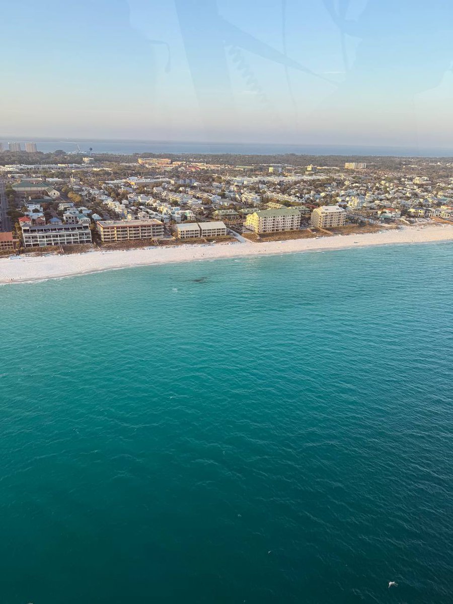 BrambleMazeQT's tweet photo. the ocean looks so unreal from up here https://t.co/5pJsoRFQ9v