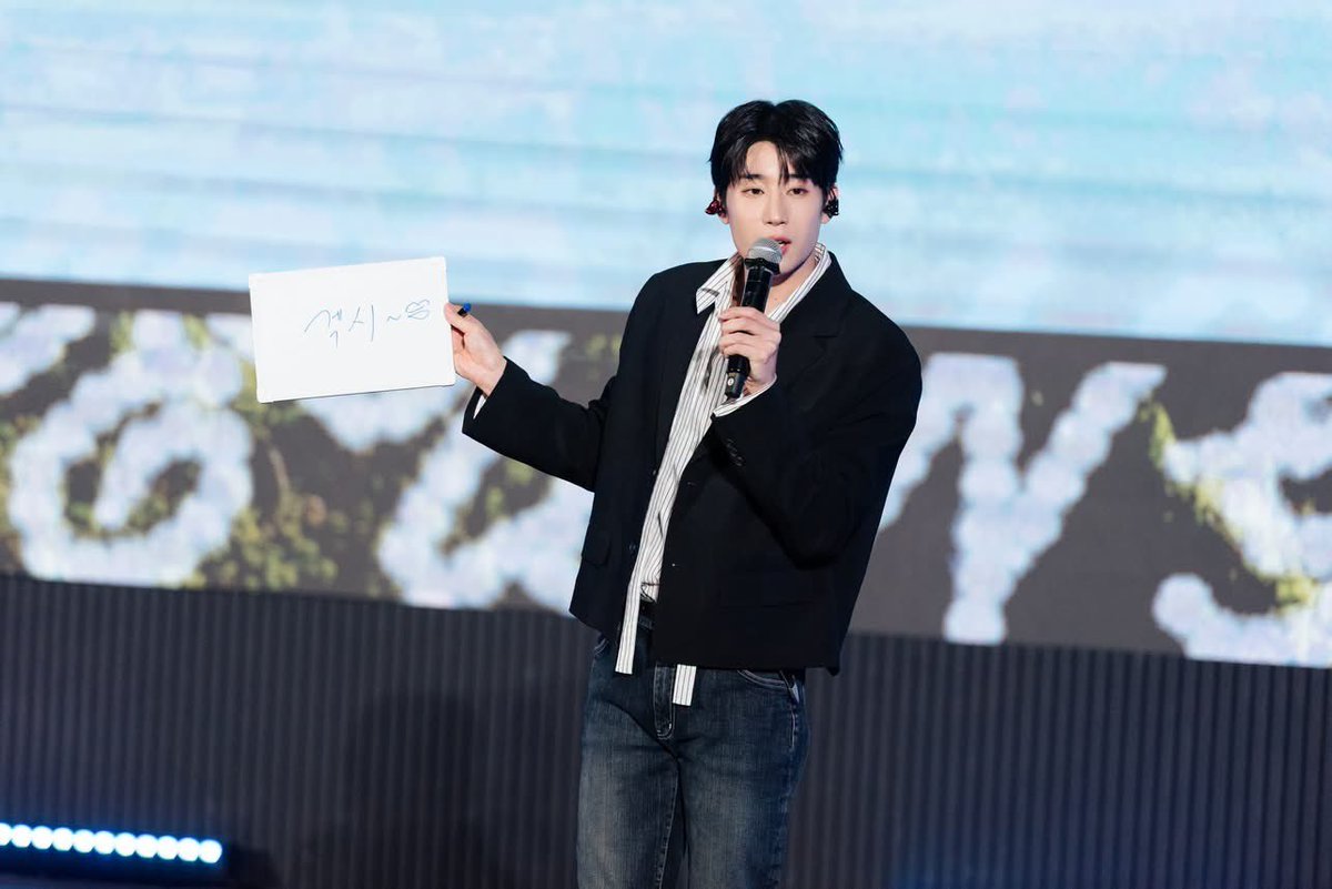 AllNews_th's tweet photo. "ฮันซึงอู" เติมเต็มความทรงจำสุดพิเศษกับแฟนชาวไทย   ในงาน "2026 HAN SEUNG WOO FAN-CON TOUR [MY W∞RLD] in BANGKOK"  สร้างช่วงเวลาแห่งความสุขและความประทับใจตลอดทั้งวัน

#HANSEUNGWOO #한승우 #MY_WooRLD_BKK

🔗https://t.co/KltsH2fecN
ผ่านพ้นไปอย่างสวยงามกับงาน 2026 HAN SEUNG WOO FAN-CON TOUR [MY W∞RLD] in BANGKOK ที่จัดขึ้นเมื่อวันเสาร์ที่ 27 มิถุนายน 2569 ณ PHENIX AUDITORIUM HALL โดยฮันซึงอู (HAN SEUNG WOO) มอบช่วงเวลาแห่งความสุขให้กับแฟนๆ ชาวไทยอย่างเต็มอิ่ม ท่ามกลางบรรยากาศที่อบอวลไปด้วยความอบอุ่นจาก HAN_A ตลอดทั้ง 2 รอบการแสดง

ทันทีที่ไฟบนเวทีสว่างขึ้น ฮันซึงอูเปิดโชว์ด้วยเพลง "Sacrifice" พร้อมเพอร์ฟอร์แมนซ์อันทรงพลังที่สะกดทุกสายตา เรียกเสียงกรี๊ดจากแฟนๆ ได้ตั้งแต่วินาทีแรก ก่อนจะทักทายทุกคนอย่างเป็นกันเองและชวนเข้าสู่โลก MY W∞RLD ที่เต็มไปด้วยเสียงหัวเราะและความทรงจำแสนพิเศษ

นอกจากการแสดงสุดประทับใจแล้ว ภายในงานยังอัดแน่นไปด้วยช่วงพูดคุยและเกมที่เปิดโอกาสให้ฮันซึงอูได้ใกล้ชิดกับแฟนๆ มากยิ่งขึ้น โดยหนึ่งในช่วงที่เรียกเสียงหัวเราะและสร้างความเอ็นดูจากทั้งฮอลล์ คือ "จุ๊บจุ๊บชาเลนจ์" ที่เจ้าตัวถ่ายทอดท่าทาง “จุ๊บเหมียว” “จุ๊บกล้าม” “จุ๊บคิงคอง”  ออกมาได้น่ารักเกินต้าน จนแฟนๆ ส่งเสียงกรี๊ดและรอยยิ้มดังลั่นฮอลล์ กลายเป็นอีกหนึ่งโมเมนต์ที่ถูกพูดถึงอย่างมากหลังจบงาน

ตลอดทั้งแฟนคอน ฮันซึงอูยังขนทั้งบทเพลง การแสดง และกิจกรรมต่างๆ มามอบให้แฟนๆ อย่างเต็มอิ่ม พร้อมเผยความรู้สึกขอบคุณที่แฟนชาวไทยยังคงมอบความรักและกำลังใจให้เขาอย่างไม่เปลี่ยนแปลง ทำให้บรรยากาศเต็มไปด้วยความอบอุ่นและความผูกพันระหว่างศิลปินและแฟนๆ

ช่วงท้ายของงานเต็มไปด้วยความประทับใจ เมื่อฮัน ซึงอูเลือกปิดแฟนคอนด้วยเพลง "Positive Vibes (행복회로)" พร้อมยื่นไมโครโฟนให้ HAN_A ชาวไทยช่วยร้องซึ่งแฟนๆ ต่างร่วมกันร้องได้อย่างพร้อมเพรียง ทำให้ฮัน ซึงอูยิ้มกว้างตลอดทั้งเพลง ก่อนจะกล่าวขอบคุณทุกคนสำหรับความรักและการสนับสนุน พร้อมสัญญาว่าจะกลับมาสร้างความทรงจำร่วมกับแฟนๆ ชาวไทยอีกครั้ง

ความสำเร็จของงานในครั้งนี้เกิดขึ้นจากพลังและความรักของแฟนๆ ทุกคนที่ร่วมสร้างบรรยากาศอันแสนพิเศษให้เต็มไปด้วยรอยยิ้ม เสียงหัวเราะ และความทรงจำอันงดงาม ซึ่งจะกลายเป็นอีกหนึ่งหน้าสำคัญของ MY W∞RLD ที่ฮันซึงอูและ HAN_A ชาวไทยจะไม่มีวันลืม
ผู้จัดงาน Red Slippers & FrontRow Entertainment ขอขอบคุณแฟนๆ ทุกท่านที่ร่วมเป็นส่วนหนึ่งของช่วงเวลาสุดพิเศษในครั้งนี้ รวมถึงผู้สนับสนุนและทุกภาคส่วนที่มีส่วนร่วมในการทำให้งานสำเร็จลุล่วงไปด้วยดี แล้วพบกันใหม่ในโอกาสต่อไปกับกิจกรรมดีๆ ที่จะพาศิลปินและแฟนๆ มาสร้างความทรงจำร่วมกันอีกครั้ง
