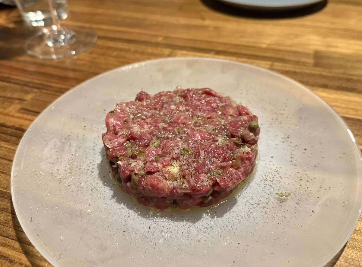 keizaiwo_mawase's tweet photo. この前行ってみたけど美味しかった！ボリューミーでどのお料理もクオリティ高いからコスパ良い感じがした。ハンバーガーも美味しそうだったから今度食べてみたい🍔次行くなら4人以上で行ってもっと色々食べたいな〜
📍 Burger &amp; Bistro Occi バーガー&amp;ビストロ オクシ https://t.co/1xAYVAen9n