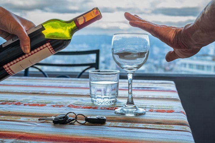 Lui5_M4rtinez's tweet photo. Más de uno de cada tres (36%) estadounidenses de 21 años o más que beben alcohol dicen que están bebiendo menos alcohol que hace 12 meses, mientras que solo el 5% dice que están bebiendo más. Entre aquellos que han reducido, la razón más común es un deseo reducido de beber (50%) https://t.co/mpdemCOXeP