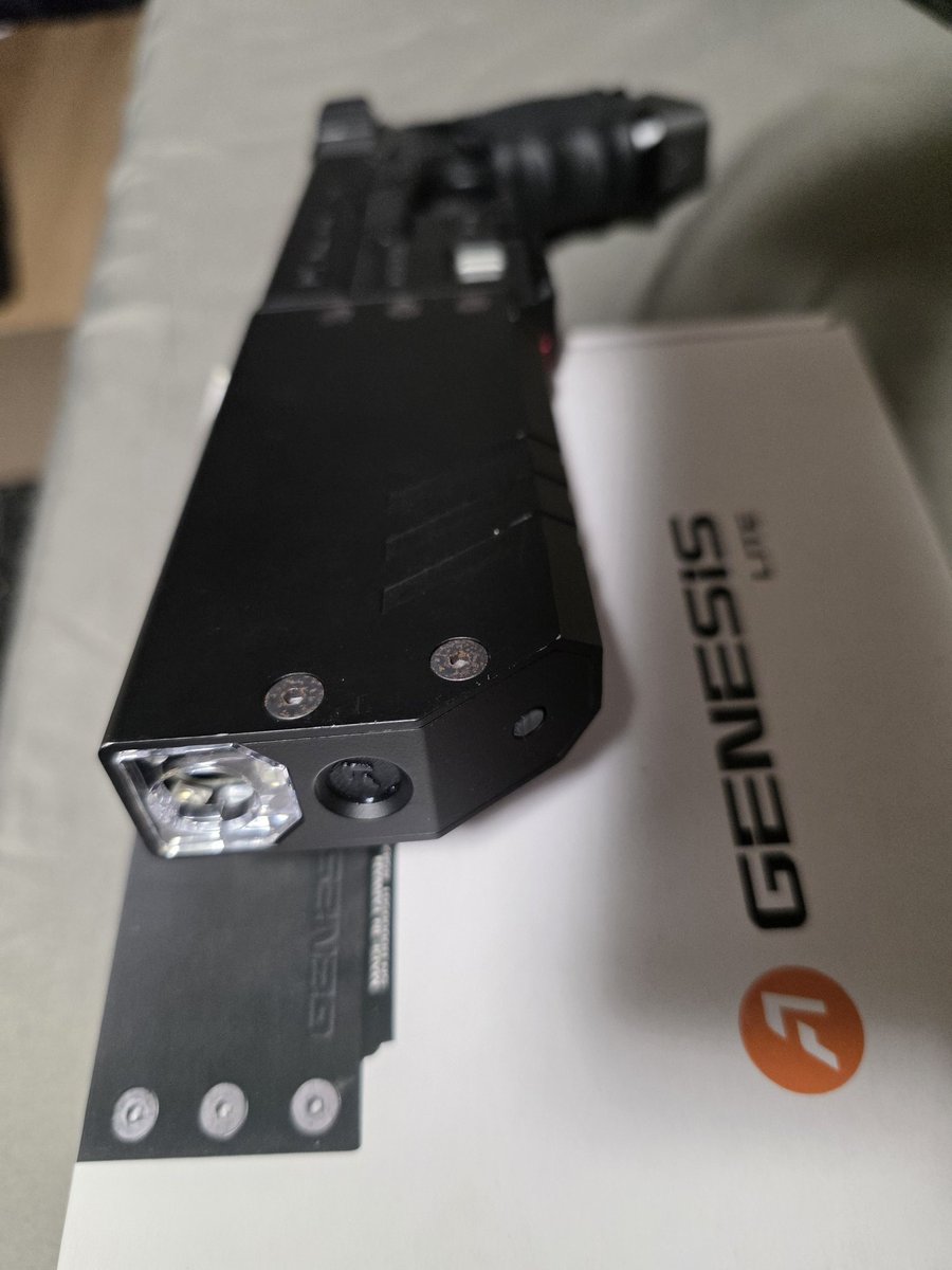 Suoh007's tweet photo. ﾝﾌﾌﾌﾌ
Genesisフラッシュトレーサー来る

金属製でかなりフロントヘヴィなバランスになるけどロマンがあっていいぜ

高いモデルは本体にライトとレーザーサイトが付いているらしい
ナーフされたと思われる痕跡があるわね

ちょっと格好良すぎる https://t.co/oEjyyk7YU9