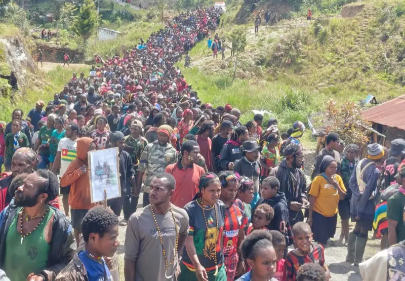LambeSahamjja's tweet photo. kronologi tew4snya ibu hamil ditemb4k dipapua:
- 2 Juli 2026, sehari setelah jenazah Pendeta Elianus Agimbau ditemukan.
-Di dalam rumahnya sendiri (honai)
- Kondisi saat kejadian: Melkiana sedang hamil 7 bulan 
- berada di dalam rumah saat peluru menembus dinding honai miliknya.
- Luka yang dialami: Ia tertemb4k di bagian bahu.
- Pihak rumah sakit sempat melakukan operasi, namun tidak berhasil menyelamatkan nyawanya.
- Melkiana dan bayinya meningg4l dunia, menurut laporan Human Rights Defender (HRD) Papua.
- rakyat mengaku peluru itu berasal dari TNI
- Sementara TNI mengaku itu pelakunya OPM