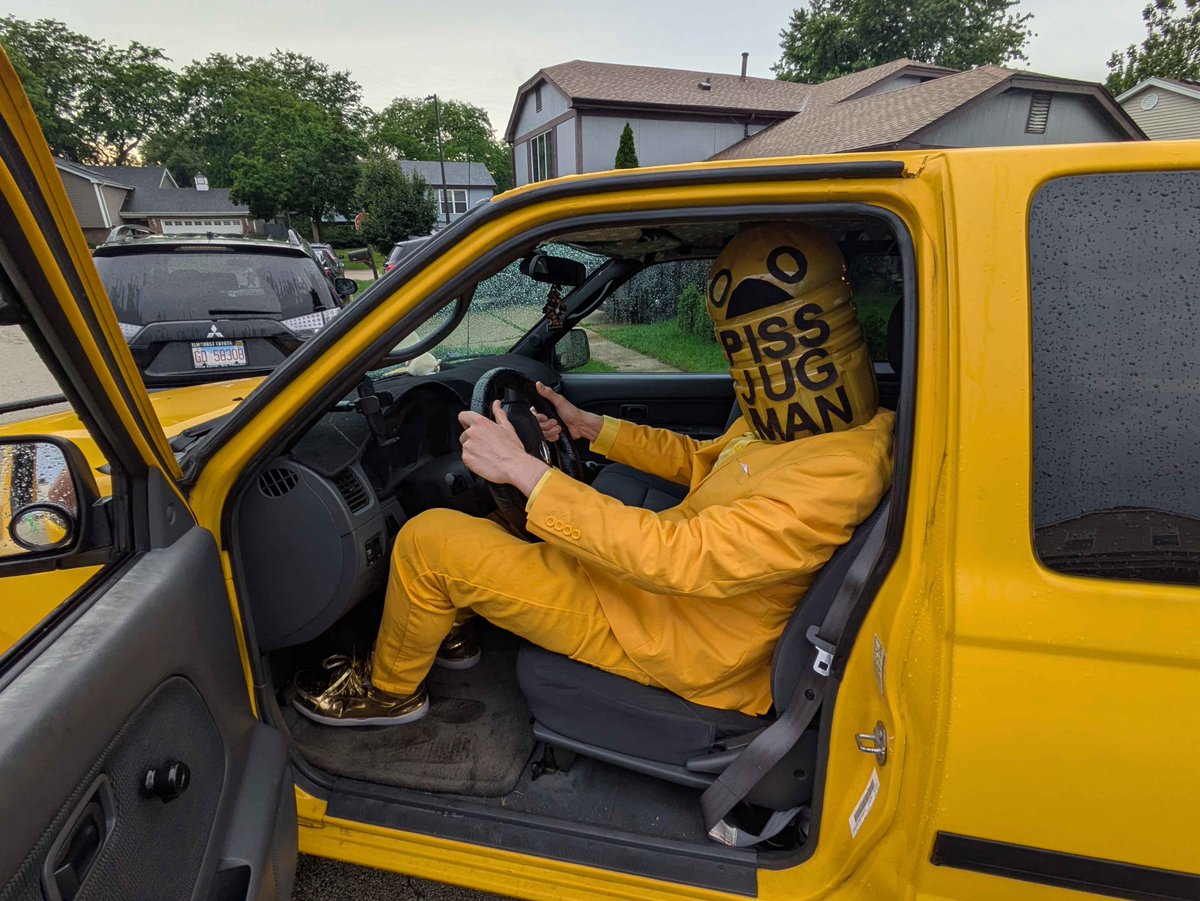 TauntingArtist's tweet photo. The piss truck https://t.co/h2vo0VE0jR