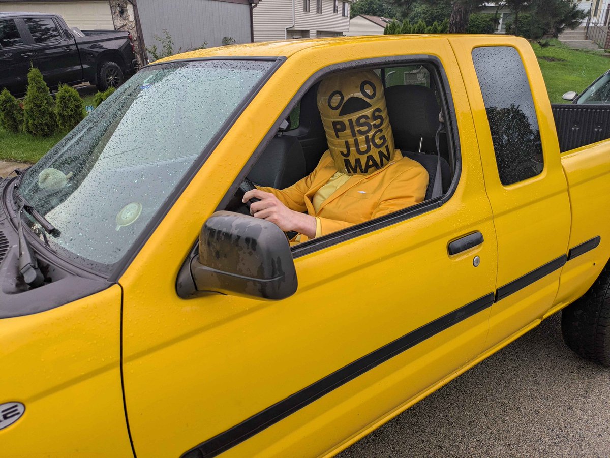 TauntingArtist's tweet photo. The piss truck https://t.co/h2vo0VE0jR