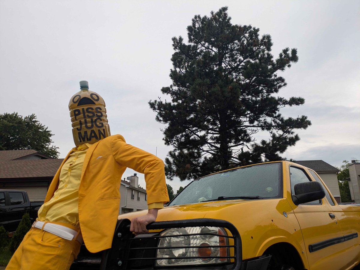 TauntingArtist's tweet photo. The piss truck https://t.co/h2vo0VE0jR