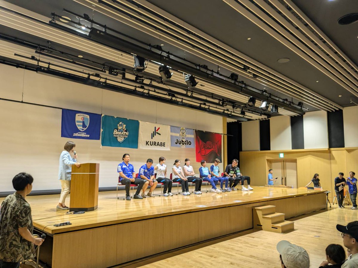 Jubiloiwata_YFC's tweet photo. 昨日、#株式会社クラベ 様のキックオフミーティングが開催され、ジュビロ磐田から #江﨑巧朗 選手 #相田勇樹 選手、ジュビロくんが参加しました！

社員の皆様やご家族向けに開かれた会では、トークショーや抽選会などのイベントを通じて、社員の皆様と一緒に楽しいひと時を過ごすことができました✨

これからもスポーツを通じてこの地域を盛り上げていきましょう！
#ジュビロ磐田 #jubilo