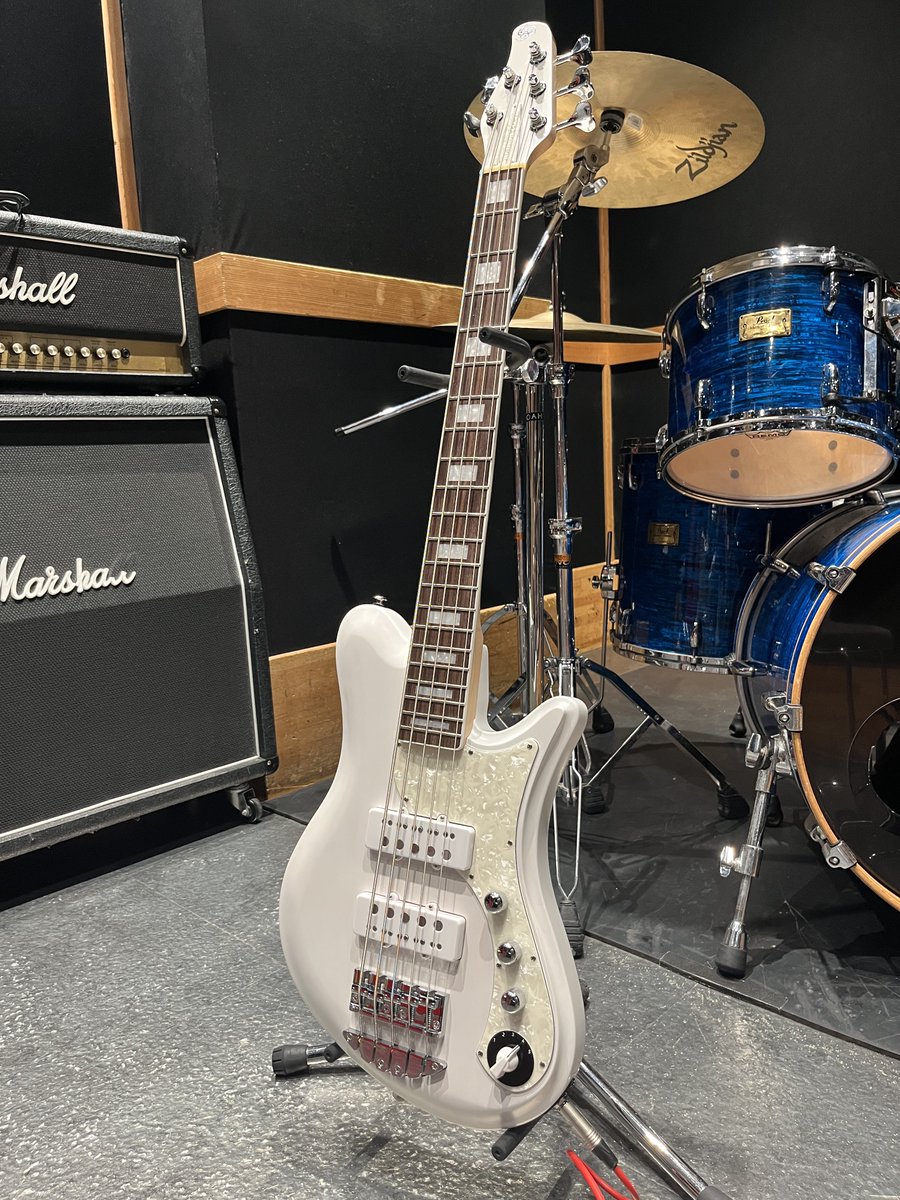 oopegg's tweet photo. OOPEGG Supreme Collection Stormbreaker-5 Bass in White Blonde.

32インチのショートスケールにOOPEGGオリジナル P+J+M-5ピックアップ、5Way PickupsセレクターSW、Vol/Balancer/Toneを搭載した新作5弦ベース🎸

新作ベースの試奏またはオーダーご希望の場合は販売取扱店までお問い合わせください。 https://t.co/4bYMWYMEs5
