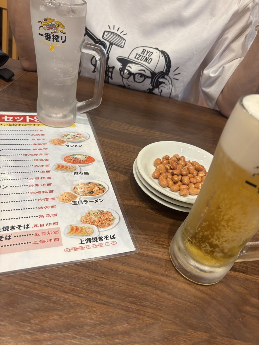 ha_chan78's tweet photo. 聖地に向かう前に♪
地元駅前で町中華♪
亮さん♪かんぱーい🍻
 #icocoon https://t.co/nD285aI6YI