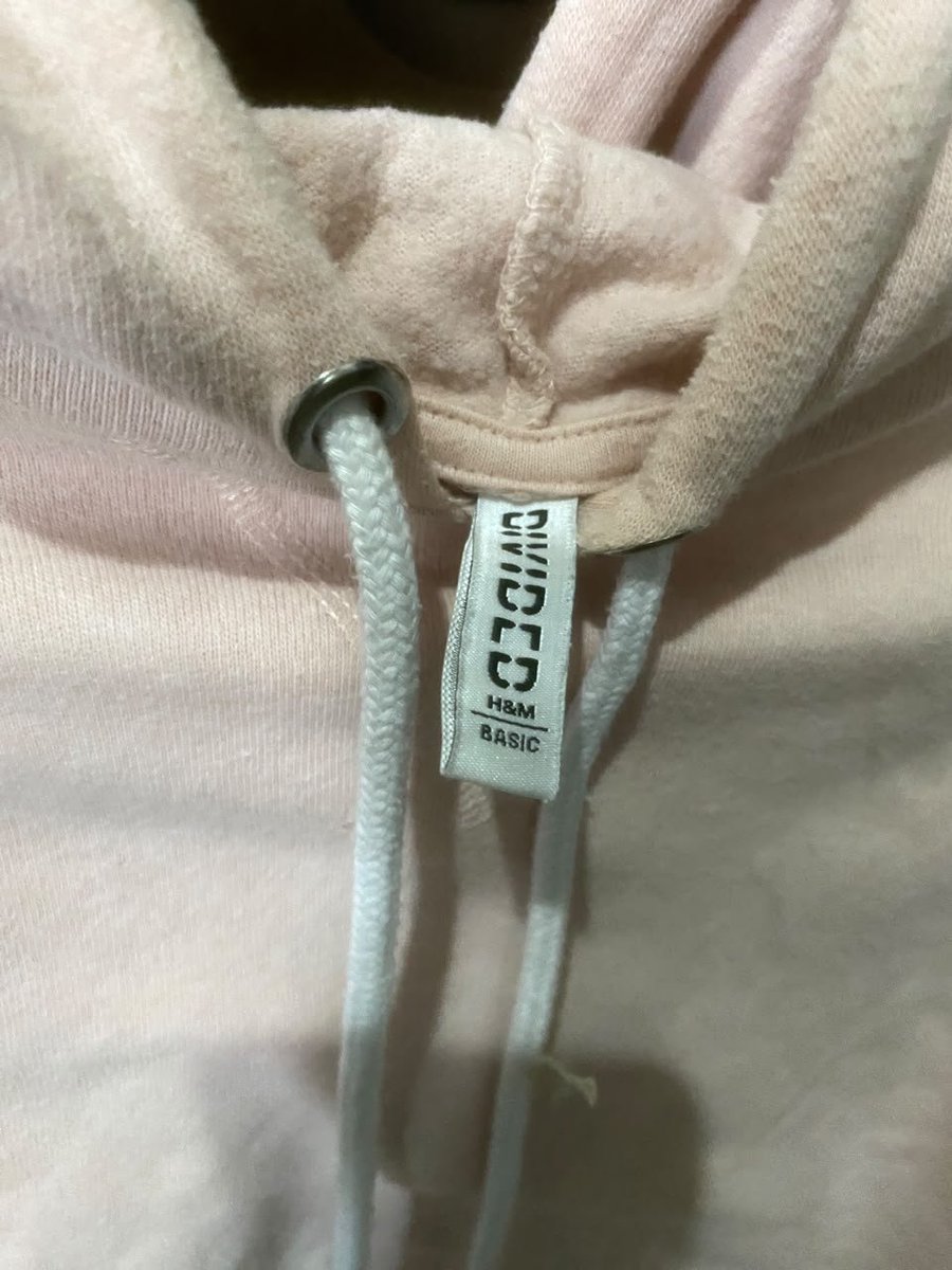 neyaishere's tweet photo. wts hoodie pink crop hnm h&amp;m basic beli import, no minus samsek. 💸35k💸 bagus banget ini ada kantong juga, bahan ga bikin gerah dan halus. fit to L bb 40-50 tb 150-155 sepinggang. bisa cod oren. nego di dm aja https://t.co/8B7ibCLiRB