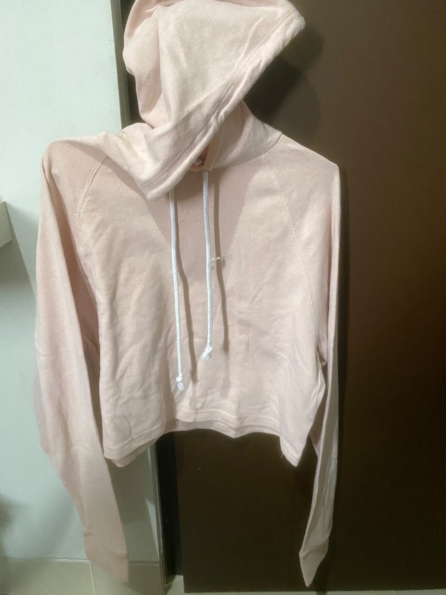 neyaishere's tweet photo. wts hoodie pink crop hnm h&amp;m basic beli import, no minus samsek. 💸35k💸 bagus banget ini ada kantong juga, bahan ga bikin gerah dan halus. fit to L bb 40-50 tb 150-155 sepinggang. bisa cod oren. nego di dm aja https://t.co/8B7ibCLiRB
