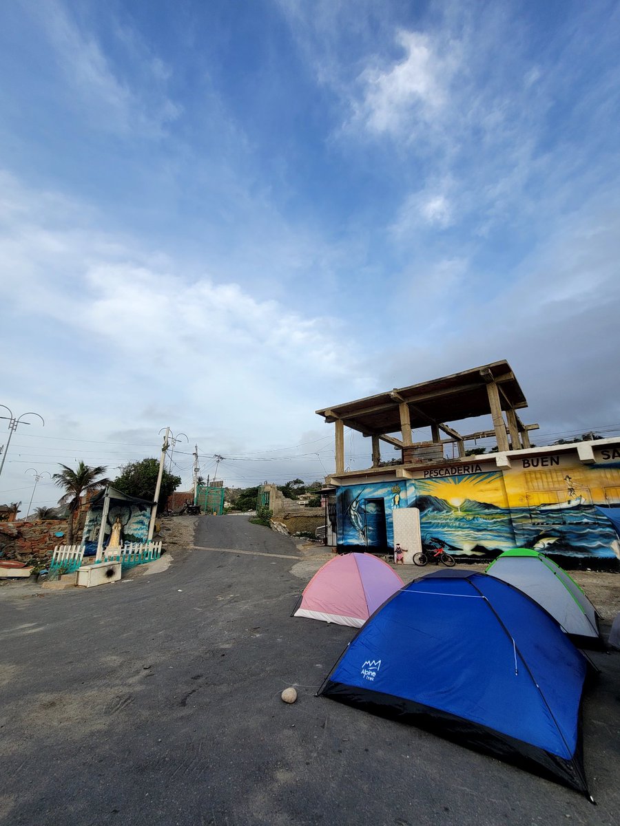 Francogilh's tweet photo. Hoy estuve en playa verde bajando insumos a un caserío de pescadores. Básicamente consiguieron carpas porque uno de los pescadores fue hasta las zonas donde si llega la ayuda a pelear para obtener algunas para su familia. Sus casas están destrozadas y es una zona https://t.co/yxdGo9gzLU