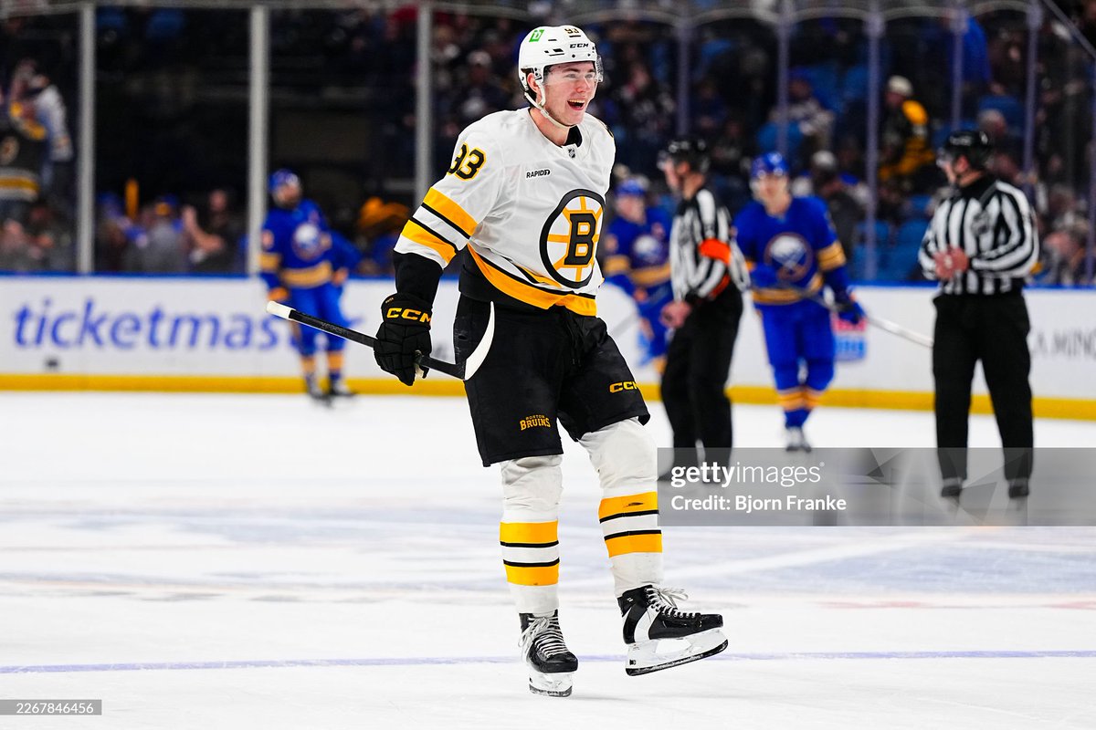 Noeveuse's tweet photo. Happy 22nd birthday to my goat the Bruins cub, Fraser Minten! https://t.co/EFHnEeLsk8