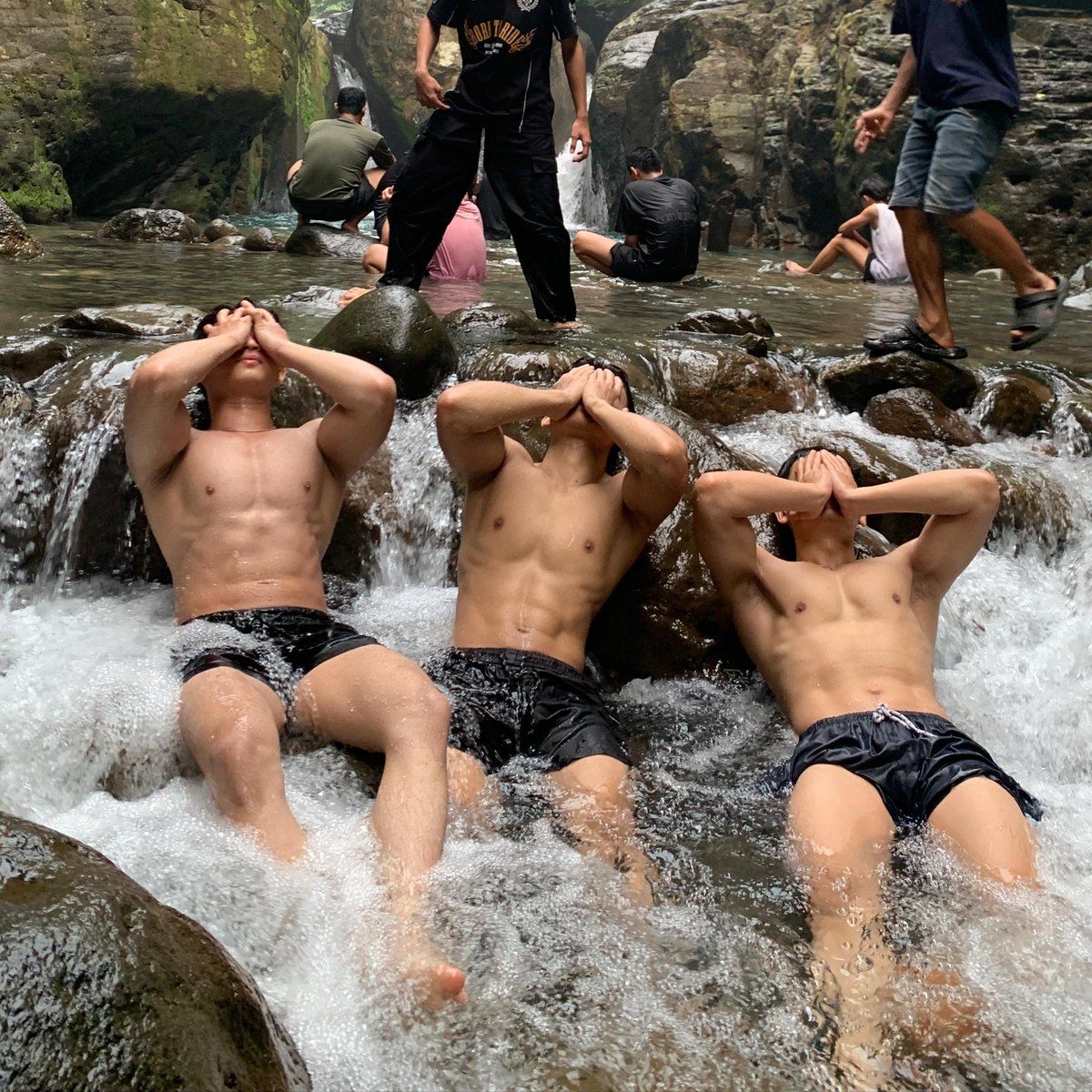 mensflex_'s tweet photo. Having a circle full of body like this?!! Like... its a goal!! 

cr. M.Riki https://t.co/mhQRLbpA9z