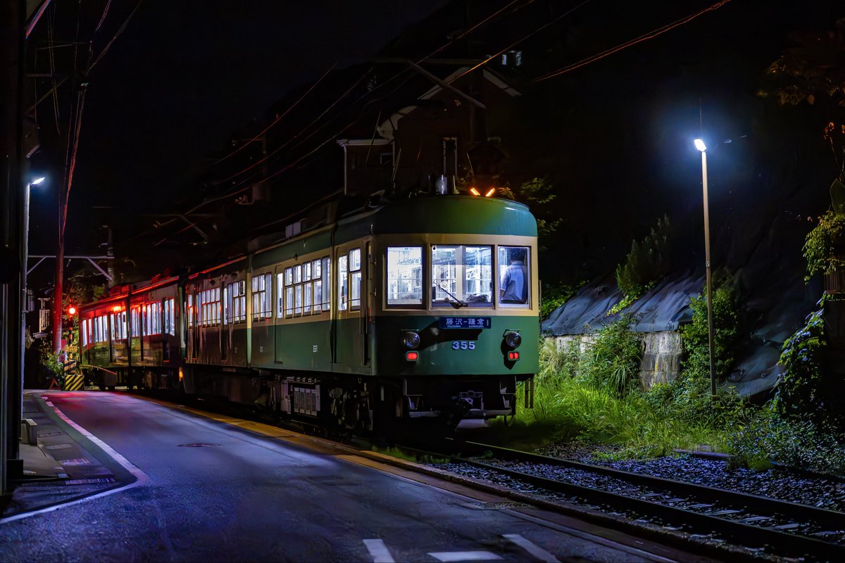 57tabiji's tweet photo. 勝手踏切
夜の電車、当然真っ暗です。
限られた光源を頼りに一瞬の反射を狙います。
深夜の江ノ電沿線は静か。
1977年の新日本紀行、あの頃の観光化される前の江ノ電の面影がほんの少し残っている気がしました。
2026/07/01 極楽寺〜稲村ヶ崎 https://t.co/XyzO1zlOvM