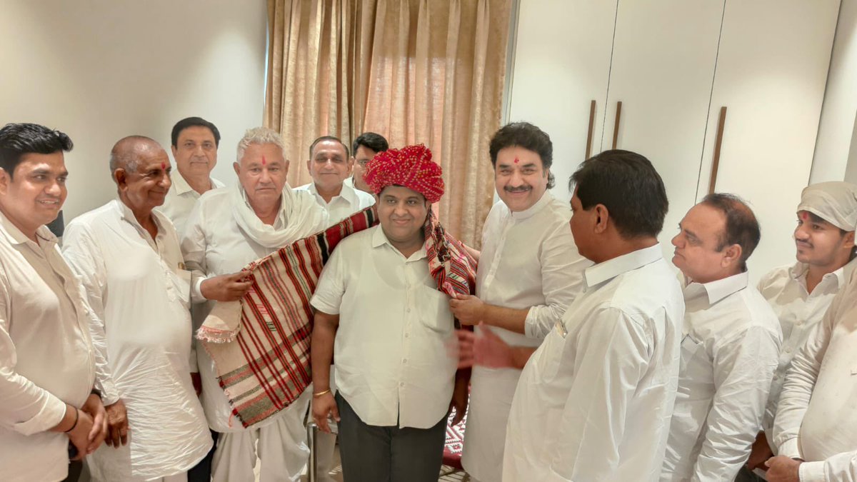 bishnoikuldeep's tweet photo. आज नई दिल्ली में राजस्थान के सांचौर निवासी श्री हुकमाराम लोहमरोड जी के गृह प्रवेश के शुभ अवसर पर आयोजित कार्यक्रम में सम्मिलित हुआ।
इस शुभ अवसर पर परिवार के सभी सदस्यों से आत्मीय मुलाकात कर उन्हें नए आशियाने के लिए हार्दिक बधाई एवं शुभकामनाएँ प्रेषित कीं। ईश्वर से प्रार्थना है कि यह नया गृह परिवार के लिए सुख, समृद्धि, उत्तम स्वास्थ्य, खुशहाली और मंगलमय जीवन का आधार बने।

स्नेह, अपनत्व और आत्मीयता से परिपूर्ण इस आयोजन का हिस्सा बनकर अत्यंत प्रसन्नता हुई।