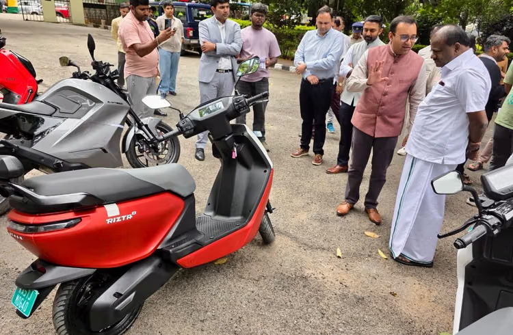 PluginJourneys's tweet photo. 🚨 EV startups make a direct push for PLI inclusion!⚡
A delegation of EV startup founders recently met Union Minister HD Kumaraswamy, urging the government to make Production Linked Incentive (PLI) benefits accessible to smaller players.
#PLIScheme #EVStartups #MakeInIndia https://t.co/vhI8jWoeOL
