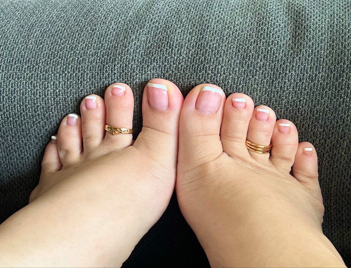 mexitoesss's tweet photo. It’s a toe ring summer https://t.co/Kxe62Wmq0R